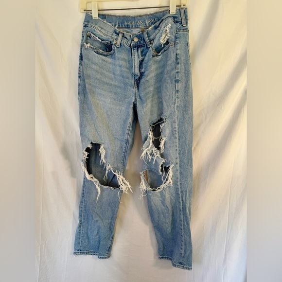 American Eagle Outfitters Denim - American Eagle Mom Jeans Light Wash Destroyed Size 6 SHORT
